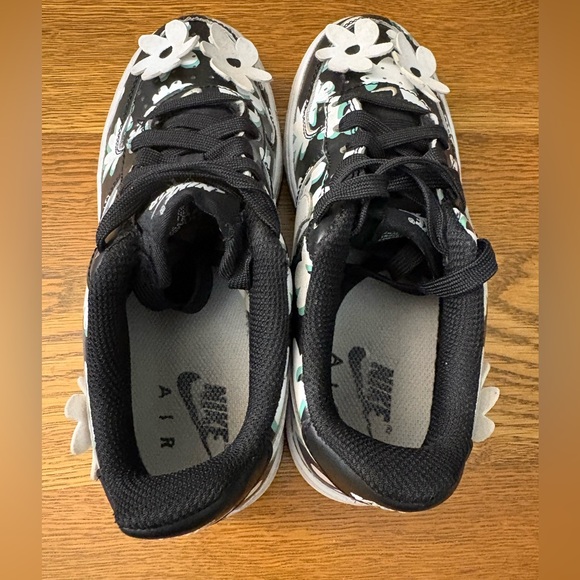 Nike Air Force 1 LV8, floral sneaker. Little kid size 1. - Picture 5 of 7
